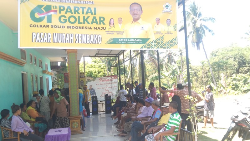 Partai Golkar Ngada Gelar Pasar Murah, Warga Sangat Antusias, 1.000 Paket Ludes Terjual. (Foto: Elfrat Frans Dhena)