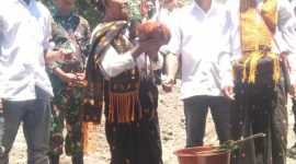 Tokoh Adat Benteng Tawa melakukan Prosesi Ritual Adat sebelum Pekerjaan TMMD ke-126 dimulai oleh Jajaran TNI Kodim 1625/Ngada. (Foto: Elfrat Frans Dhena).