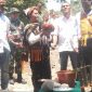 Tokoh Adat Benteng Tawa melakukan Prosesi Ritual Adat sebelum Pekerjaan TMMD ke-126 dimulai oleh Jajaran TNI Kodim 1625/Ngada. (Foto: Elfrat Frans Dhena).