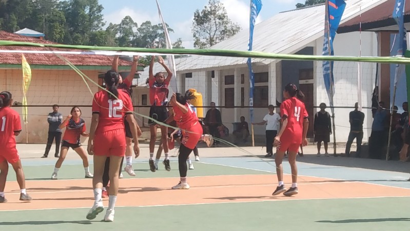 Pertandingan antara tim putri Jerebuu vs SPENDU Bajawa. (Foto: Elfrat Frans Dhena).
