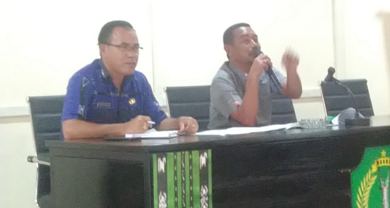 Wakil Bupati Ngada, Bernadinus Dhey Ngebu didampingi Asisten 2 Setda Ngada, Nicolaus Noywuli saat memimpin Rakor Percepatan Ketahanan Pangan. (Foto: Elfrat Frans Dhena)