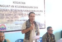 Asisten 2 Setda Ngada, Nicolaus Noywuli ketika memberikan sambutan mewakili Bupati Ngada dalam kegiatan Pembentukan Kelompok Peduli Pariwisata TWA Riung. (Foto: Elfrat Frans Dhena).