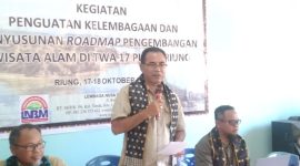 Asisten 2 Setda Ngada, Nicolaus Noywuli ketika memberikan sambutan mewakili Bupati Ngada dalam kegiatan Pembentukan Kelompok Peduli Pariwisata TWA Riung. (Foto: Elfrat Frans Dhena).