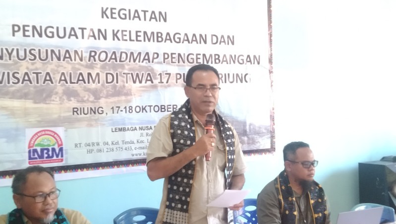 Asisten 2 Setda Ngada, Nicolaus Noywuli ketika memberikan sambutan mewakili Bupati Ngada dalam kegiatan Pembentukan Kelompok Peduli Pariwisata TWA Riung. (Foto: Elfrat Frans Dhena).