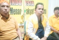 Sekretaris DPD II Golkar, Romilus Juji (tengah) didampingi Bendahara dan Ketua Pinca Kecamatan Bajawa Utara. (Foto: Elfrat Frans Dhena)