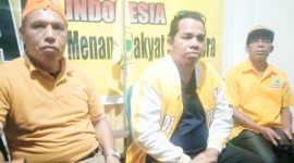 Sekretaris DPD II Golkar, Romilus Juji (tengah) didampingi Bendahara dan Ketua Pinca Kecamatan Bajawa Utara. (Foto: Elfrat Frans Dhena)