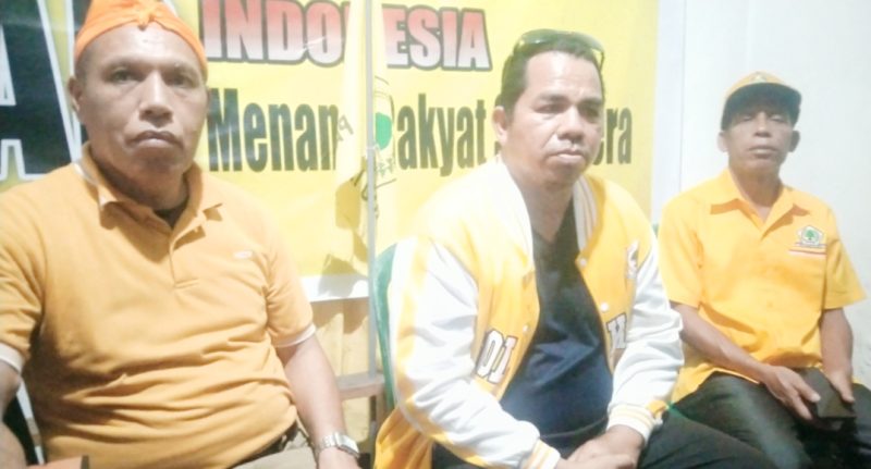 Sekretaris DPD II Golkar, Romilus Juji (tengah) didampingi Bendahara dan Ketua Pinca Kecamatan Bajawa Utara. (Foto: Elfrat Frans Dhena)