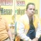 Sekretaris DPD II Golkar, Romilus Juji (tengah) didampingi Bendahara dan Ketua Pinca Kecamatan Bajawa Utara. (Foto: Elfrat Frans Dhena)