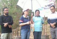 Asisten 2 Setda Ngada, Nicolaus Noywuli (paling kanan) didampingi Wamen P3A, Veronika Tan (kedua dari kiri) ketika melaunching Kebun Pangan Perempuan di Kampung Turetogo, Desa Wogo, Kecamatan Golewa. (Foto: Elfrat Frans Dhena)