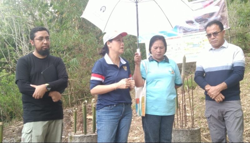Asisten 2 Setda Ngada, Nicolaus Noywuli (paling kanan) didampingi Wamen P3A, Veronika Tan (kedua dari kiri) ketika melaunching Kebun Pangan Perempuan di Kampung Turetogo, Desa Wogo, Kecamatan Golewa. (Foto: Elfrat Frans Dhena)