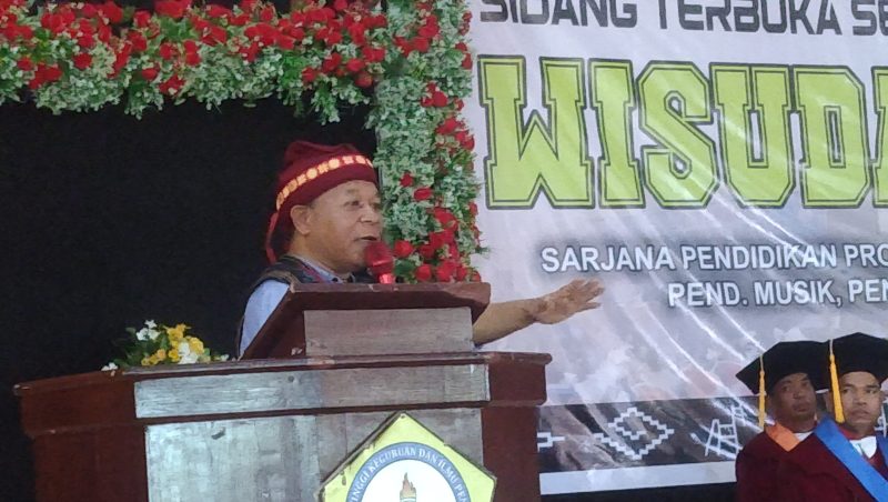 Bupati Ngada, Raymundus Bena saat memberikan sambutan dalam acara Wisuda 180 Mahasiswawa/i STKIP Citra Bakti Ngada. (Foto: Elfrat Frans Dhena).