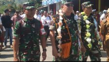 Pati Staf Khusus Kasad, Brigjen Franky Jan Hardi Watuseke (tengah) didampingi Kasi Ter Korem 161/Wirasakti Kupang, Kol Inf Pedro Soares Sarmento (kanan) dan Dandim 1625/Ngada, Letkol Inf Imam Subekti (kiri) ketika meninjau progres pelaksanaan Program TMMD di Ngada. (Foto: Elfrat Frans Dhena)