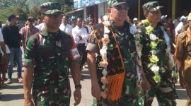 Pati Staf Khusus Kasad, Brigjen Franky Jan Hardi Watuseke (tengah) didampingi Kasi Ter Korem 161/Wirasakti Kupang, Kol Inf Pedro Soares Sarmento (kanan) dan Dandim 1625/Ngada, Letkol Inf Imam Subekti (kiri) ketika meninjau progres pelaksanaan Program TMMD di Ngada. (Foto: Elfrat Frans Dhena)
