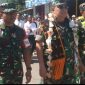 Pati Staf Khusus Kasad, Brigjen Franky Jan Hardi Watuseke (tengah) didampingi Kasi Ter Korem 161/Wirasakti Kupang, Kol Inf Pedro Soares Sarmento (kanan) dan Dandim 1625/Ngada, Letkol Inf Imam Subekti (kiri) ketika meninjau progres pelaksanaan Program TMMD di Ngada. (Foto: Elfrat Frans Dhena)