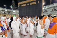 Jemaah haji melakukan thawaf di Masjidil Haram sebagai bagian dari rangkaian ibadah haji yang wajib dilaksanakan setiap musim haji.