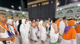 Jemaah haji melakukan thawaf di Masjidil Haram sebagai bagian dari rangkaian ibadah haji yang wajib dilaksanakan setiap musim haji.