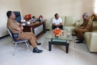 Pertemuan dihadiri oleh KBO Sat Intelkam Polres Ngada, Ipda Thomas A. Mere, S.AP, Asisten I Setda Ngada, Bapak Alfian, S.Sos, serta Penjabat Kasat Pol.PP Kabupaten Ngada, Bapak Martinus Metodius Reo Maghi, S.S., M.Si. (Foto: Elfrat Frans Dhena)