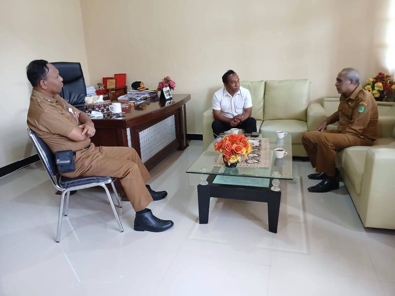 Pertemuan dihadiri oleh KBO Sat Intelkam Polres Ngada, Ipda Thomas A. Mere, S.AP, Asisten I Setda Ngada, Bapak Alfian, S.Sos, serta Penjabat Kasat Pol.PP Kabupaten Ngada, Bapak Martinus Metodius Reo Maghi, S.S., M.Si. (Foto: Elfrat Frans Dhena)
