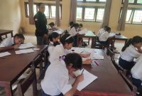 Peserta Didik SPENDU Batara didampingi Narasumber berlatih menulis berita. (Foto: SPENDU BATARA)