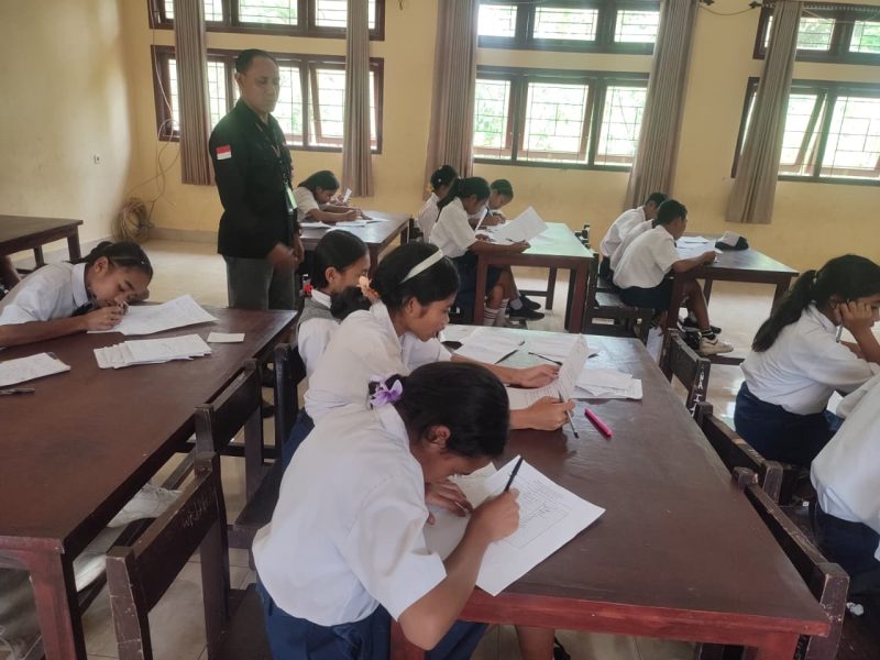 Peserta Didik SPENDU Batara didampingi Narasumber berlatih menulis berita. (Foto: SPENDU BATARA)