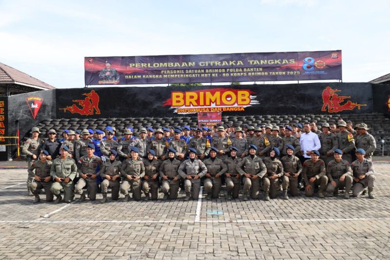 Para peserta dan panitia Perlombaan Citraka Tangkas berfoto bersama usai pembukaan kegiatan di Mako Satbrimob Polda Banten, menandai semangat kebersamaan dan sportivitas antaranggota.