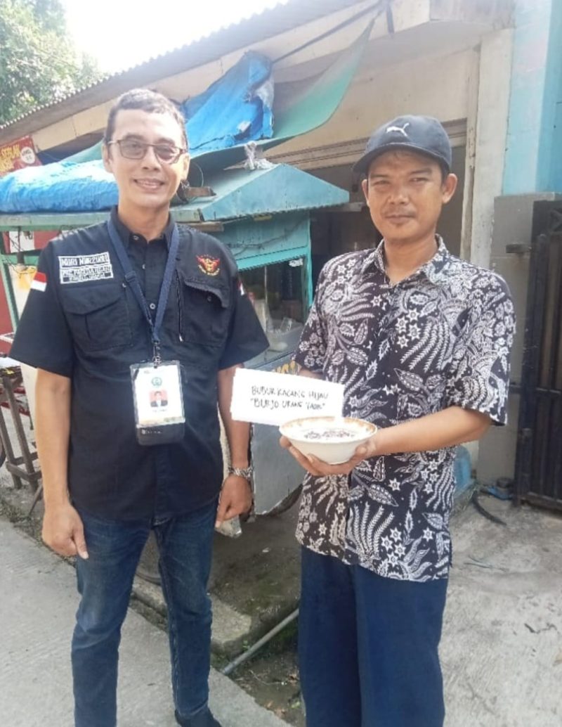 Tim P3H Squad Nusantara berkunjung ke pelaku usaha kuliner tradisional “Bubur Kacang Hijau Bujo Utang Yasin” untuk memberikan pendampingan sertifikasi halal.