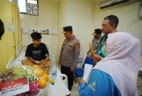 Kapolri Jenderal Polisi Listyo Sigit Prabowo berbincang dengan salah satu korban ledakan SMAN 72 Jakarta yang tengah menjalani perawatan di RSI Cempaka Putih, Sabtu (8/11/2025).