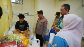 Kapolri Jenderal Polisi Listyo Sigit Prabowo berbincang dengan salah satu korban ledakan SMAN 72 Jakarta yang tengah menjalani perawatan di RSI Cempaka Putih, Sabtu (8/11/2025).
