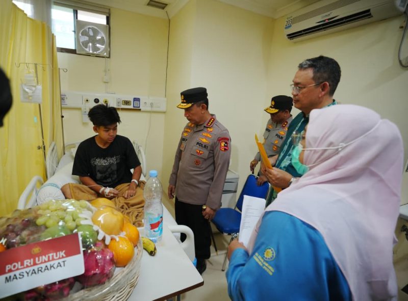 Kapolri Jenderal Polisi Listyo Sigit Prabowo berbincang dengan salah satu korban ledakan SMAN 72 Jakarta yang tengah menjalani perawatan di RSI Cempaka Putih, Sabtu (8/11/2025).