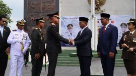Gubernur Banten Andra Soni bersalaman dengan Kapolda Banten Irjen Pol Hengki usai upacara peringatan Hari Pahlawan ke-80 Tahun 2025 di Taman Makam Pahlawan (TMP) Ciceri, Kota Serang, Senin (10/11/2025).