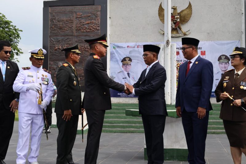 Gubernur Banten Andra Soni bersalaman dengan Kapolda Banten Irjen Pol Hengki usai upacara peringatan Hari Pahlawan ke-80 Tahun 2025 di Taman Makam Pahlawan (TMP) Ciceri, Kota Serang, Senin (10/11/2025).