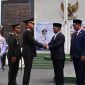 Gubernur Banten Andra Soni bersalaman dengan Kapolda Banten Irjen Pol Hengki usai upacara peringatan Hari Pahlawan ke-80 Tahun 2025 di Taman Makam Pahlawan (TMP) Ciceri, Kota Serang, Senin (10/11/2025).
