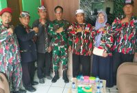 Ketua MAC Laskar Merah Putih Rajeg, Nursadi (Bang Ambon), bersama jajaran pengurus saat bersilaturahmi dengan Danramil 12 Rajeg Kapten Teguh di Makoramil Rajeg, Kabupaten Tangerang.