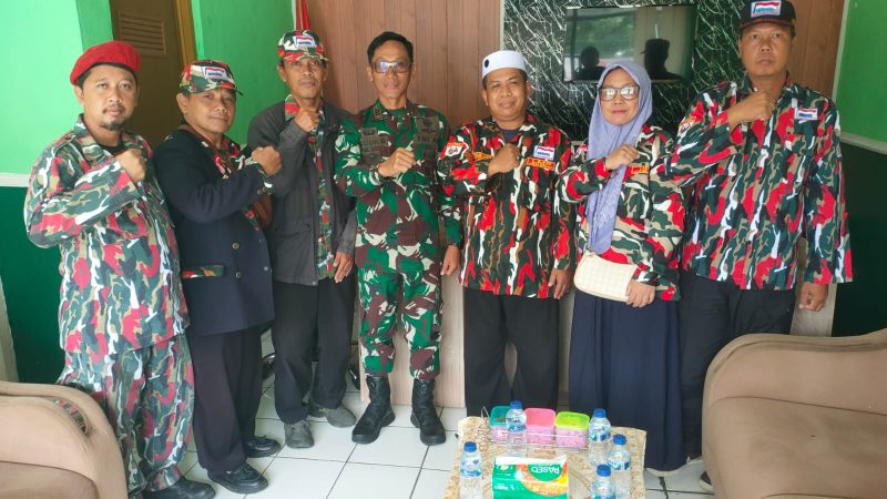 Ketua MAC Laskar Merah Putih Rajeg, Nursadi (Bang Ambon), bersama jajaran pengurus saat bersilaturahmi dengan Danramil 12 Rajeg Kapten Teguh di Makoramil Rajeg, Kabupaten Tangerang.