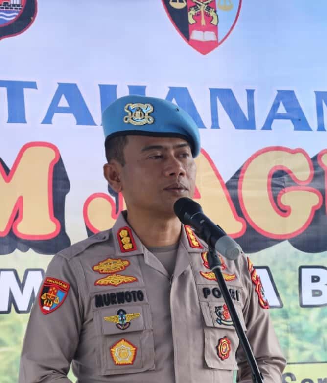 Kabidpropam Polda Banten Kombes Pol Murwoto memberikan keterangan kepada awak media terkait komitmen Polda Banten dalam penanganan kasus DPO Zaenal Arifin secara transparan dan profesional di Mapolda Banten, Kota Serang.