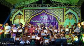 Para pemenang MTQ Ke-1 Desa Kemiri berfoto bersama panitia, tokoh masyarakat, dan unsur Forkopimcam setelah prosesi penyerahan piala dan piagam penghargaan di panggung utama