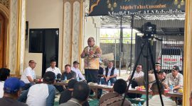 Camat Pasar Kemis H. Nurhanudin memberikan sosialisasi kepada warga Perumahan Villa Tangerang Elok terkait penataan dan normalisasi saluran air, bertempat di Masjid Jami’ Al Muhajirin, Kutajaya.