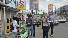 Petugas kepolisian menindak sejumlah pelanggar dan memberikan edukasi keselamatan berkendara saat Operasi Zebra Maung 2025 berlangsung di titik rawan pelanggaran di Kota Serang.