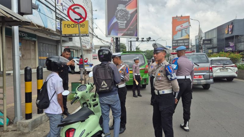 Petugas kepolisian menindak sejumlah pelanggar dan memberikan edukasi keselamatan berkendara saat Operasi Zebra Maung 2025 berlangsung di titik rawan pelanggaran di Kota Serang.