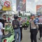 Petugas kepolisian menindak sejumlah pelanggar dan memberikan edukasi keselamatan berkendara saat Operasi Zebra Maung 2025 berlangsung di titik rawan pelanggaran di Kota Serang.