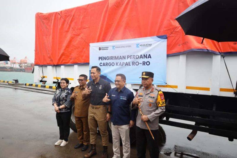 Menko Agus Harimurti Yudhoyono, Kapolda Banten Irjen Pol Hengki, dan pimpinan Krakatau Steel meninjau pengiriman perdana kargo melalui Kapal Ro-Ro sebagai bagian dari pengintegrasian jalur logistik multimoda di Dermaga 7.3 Cilegon.