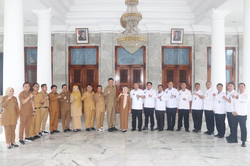 Bupati Serang Ratu Rachmatuzakiyah berfoto bersama jajaran Pemerintah Kabupaten Serang, Kanwil Ditjenpas Banten, dan Lapas Kelas IIA Serang usai audiensi terkait peningkatan pembinaan dan keamanan pemasyarakatan.