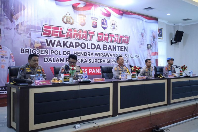 Pejabat utama Polda Banten menyampaikan arahan dalam supervisi Pamapta di Polres Pandeglang sebagai upaya meningkatkan kualitas pelayanan publik dan kesiapsiagaan personel.