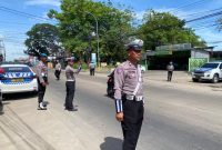 Petugas Ditlantas Polda Banten mengatur arus kendaraan di titik rawan pelanggaran sebagai bagian dari Operasi Zebra Maung 2025.