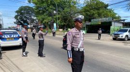 Petugas Ditlantas Polda Banten mengatur arus kendaraan di titik rawan pelanggaran sebagai bagian dari Operasi Zebra Maung 2025.