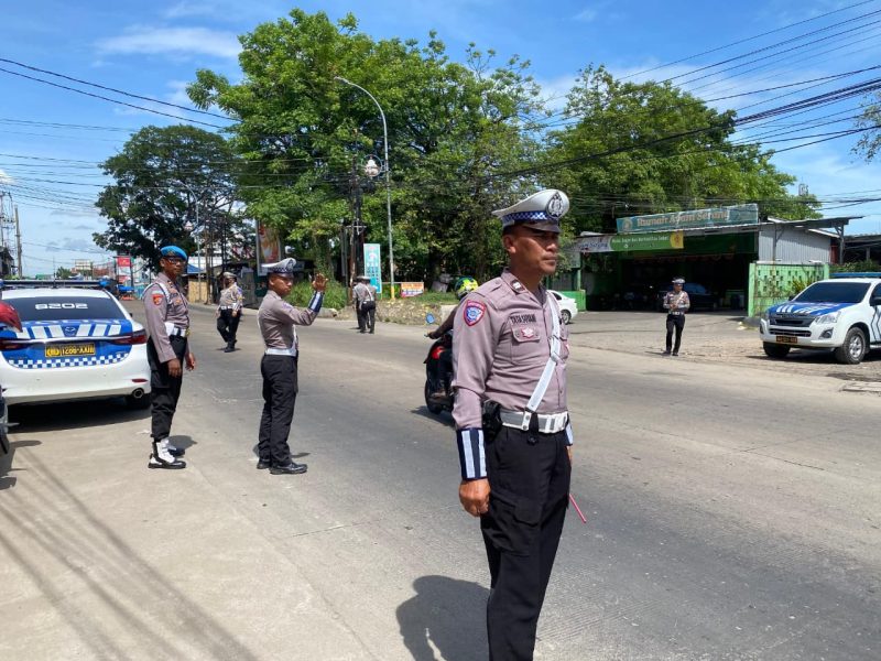 Petugas Ditlantas Polda Banten mengatur arus kendaraan di titik rawan pelanggaran sebagai bagian dari Operasi Zebra Maung 2025.