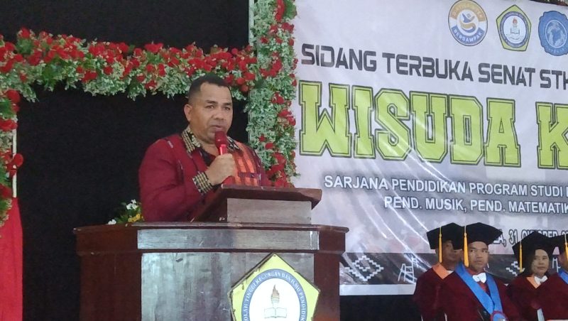 Ketua DPRD Ngada, Romilus Juji ketika memberikan sambutan dalam acara Wisuda di STKIP Citra Bakti Ngada. (Foto: Elfrat Frans Dhena)