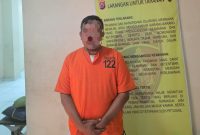 Salah satu tersangka kasus pemalsuan uang diamankan petugas Polda Banten untuk menjalani pemeriksaan lebih lanjut.