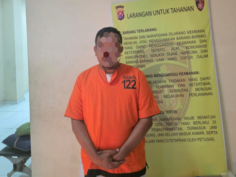 Salah satu tersangka kasus pemalsuan uang diamankan petugas Polda Banten untuk menjalani pemeriksaan lebih lanjut.