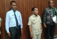 Bupati Ngada, Raymundus Bena (kedua dari kanan) ketika mengumumkan tiga besar kandidat Sekda Ngada didampingi Asistem 3 Setda Ngada, Yohanes Ghae (kanan) dan Kepala Badan BKPSDM Ngada, Aster Djawa (berdasi) (Foto: Elfrat Frans Dhena)